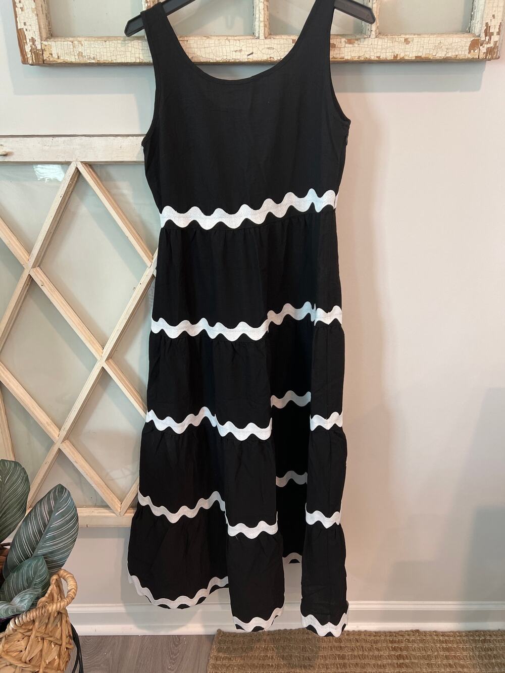 Pretty Garden size small black midi dress with white
